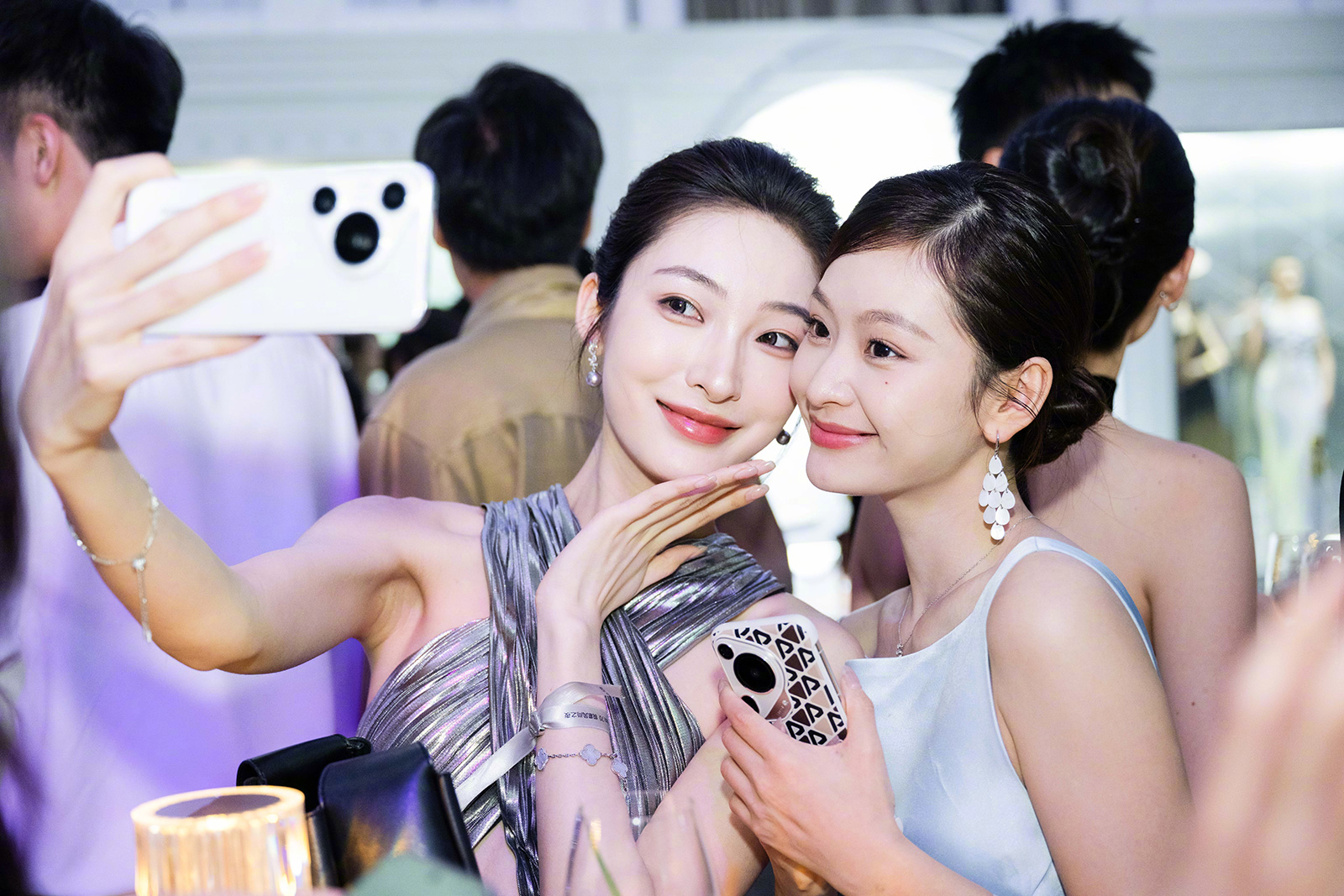 華為Pura 70銳意風(fēng)尚之夜閃耀上海，不愧是時(shí)尚圈新名片