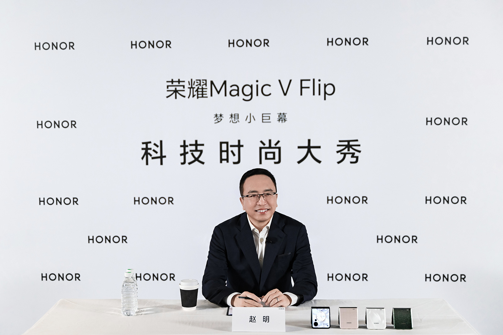 榮耀Magic V Flip重新盤活小折疊，趙明稱蘋果AI落后榮耀三年