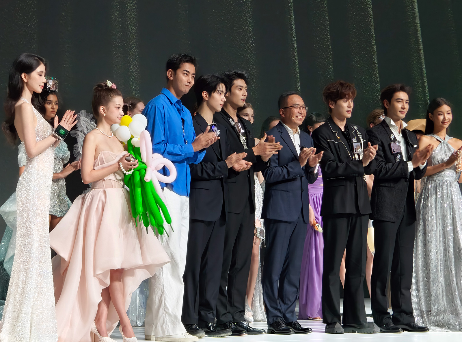 榮耀Magic V Flip重新盤活小折疊，趙明稱蘋果AI落后榮耀三年