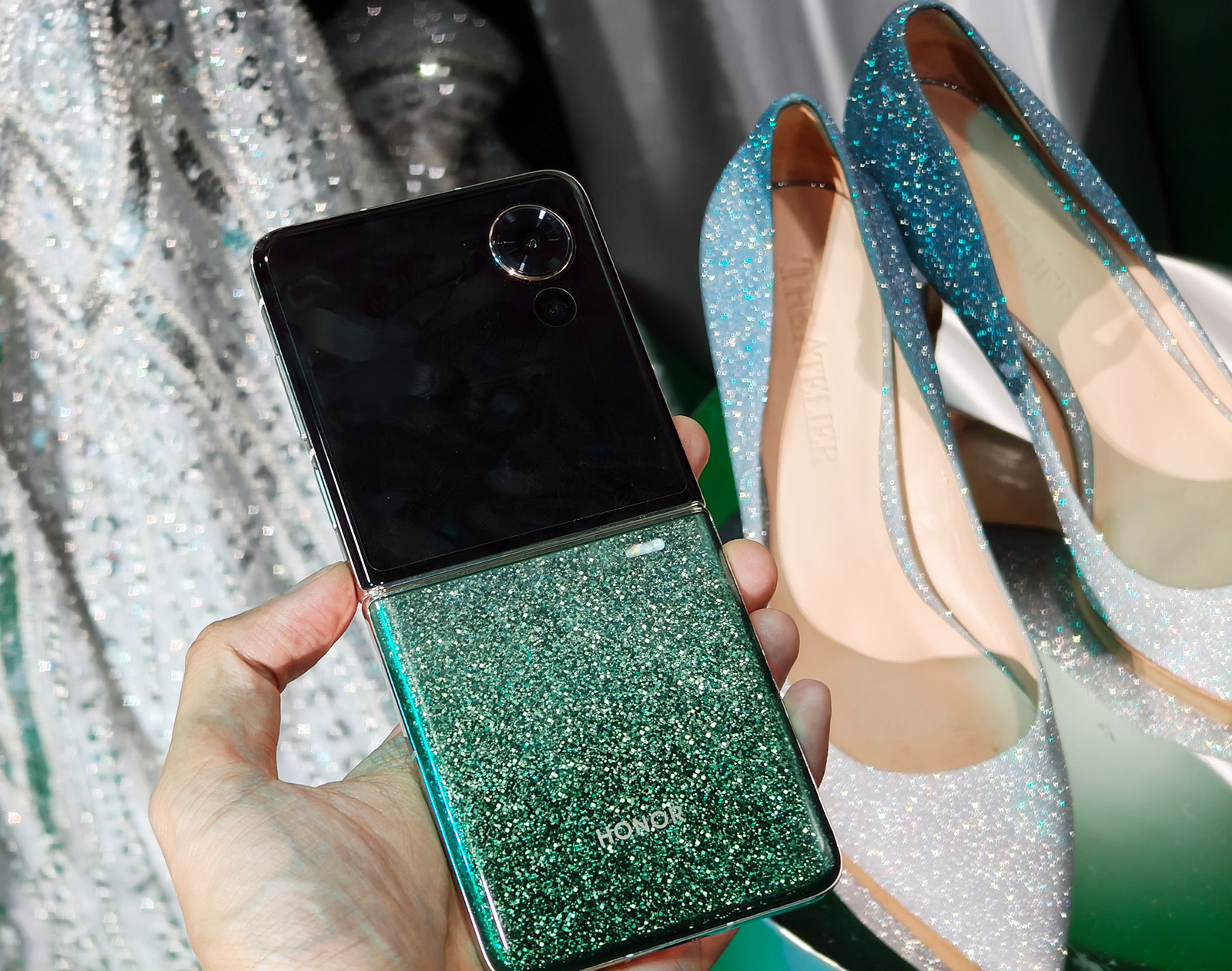 榮耀Magic V Flip重新盤活小折疊，趙明稱蘋果AI落后榮耀三年