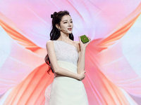 聯(lián)想推YOGA AI PC與moto razr折疊屏新機，迪麗熱巴代言