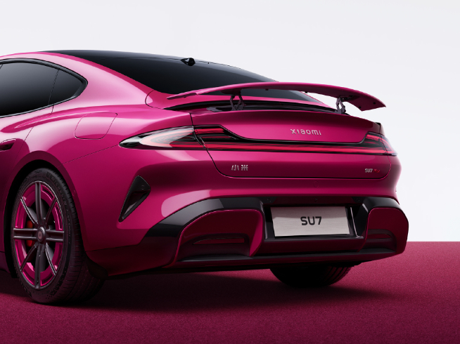 小姐姐首選新配色？小米SU7小米15周年限定色璀璨洋紅登場！