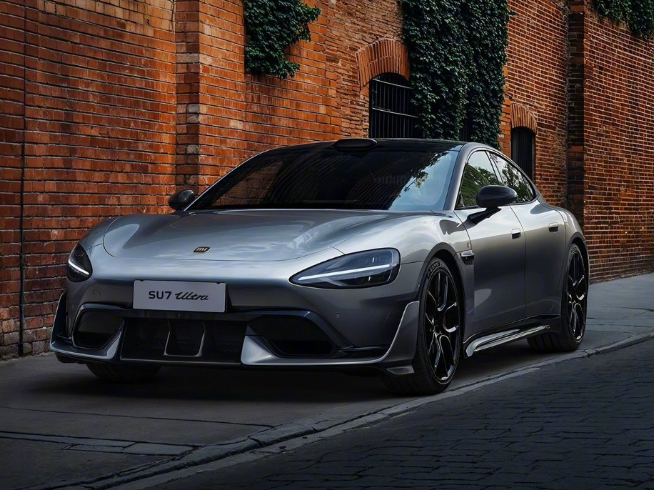 黑銀拼色致敬徠卡經(jīng)典！小米15 Ultra定檔2月27日發(fā)布