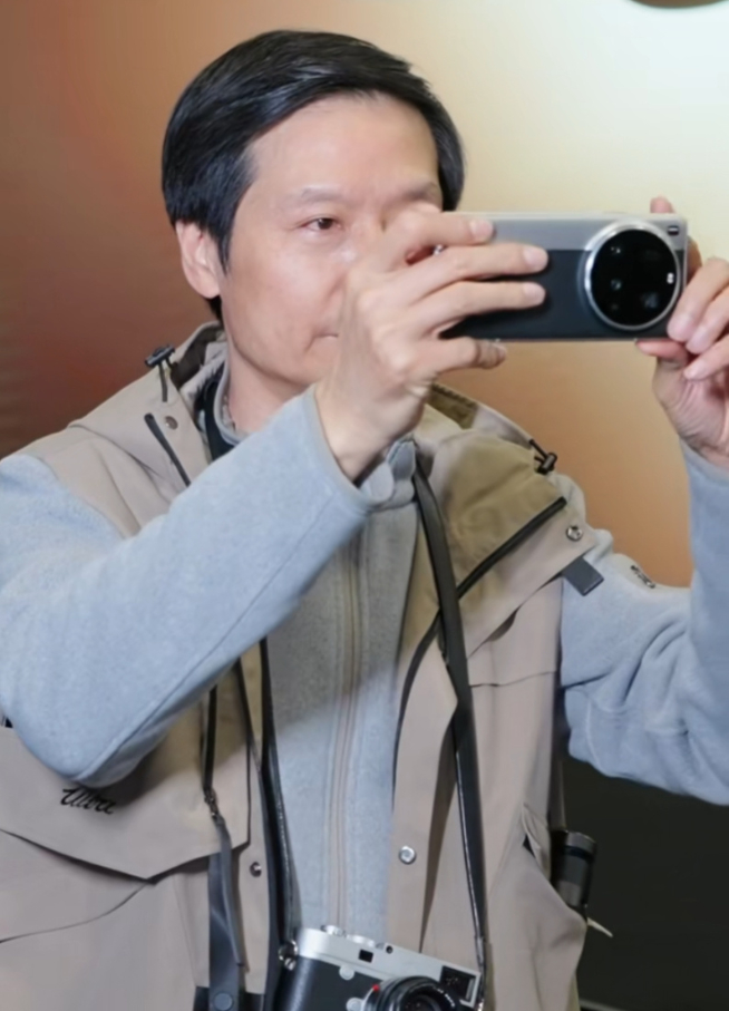 黑銀拼色致敬徠卡經(jīng)典！小米15 Ultra定檔2月27日發(fā)布