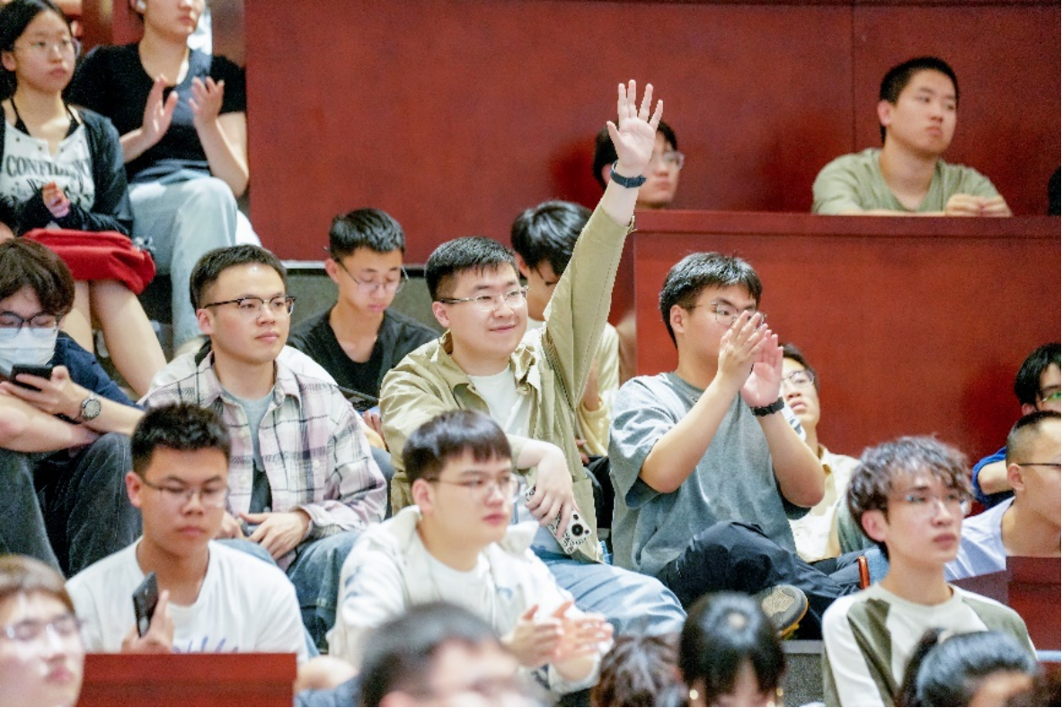 華為終端CEO何剛回母校西電 開講鴻蒙校園公開課