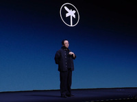 調(diào)侃遙遙領(lǐng)先吐槽游戲皮膚，羅永浩科技春晚變味了？網(wǎng)紅老羅帶貨很拼