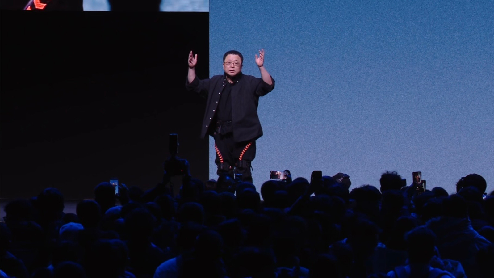 調侃遙遙領先吐槽游戲皮膚，羅永浩科技春晚變味了？網紅老羅帶貨很拼